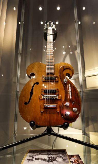 Σε δημοπρασία σπάνια κιθάρα των Beatles στη Νέα Υόρκη